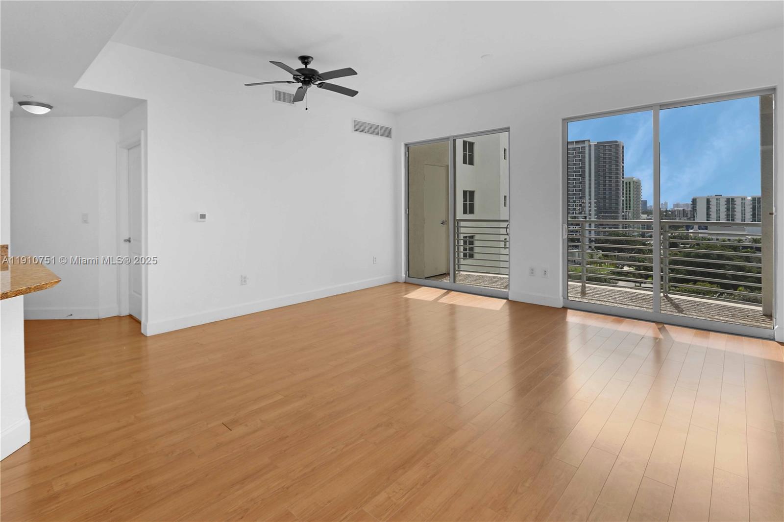 RADIUS CONDO - Residential