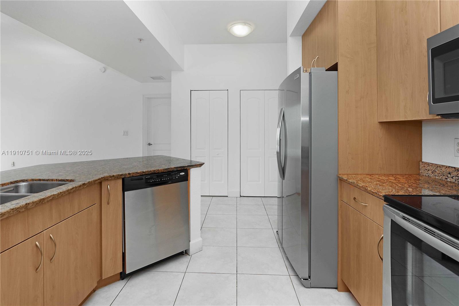 RADIUS CONDO - Residential