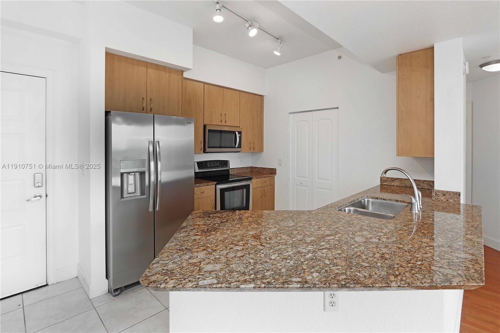 RADIUS CONDO - Residential