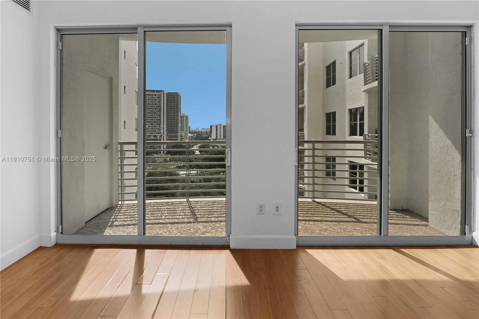 RADIUS CONDO - Residential