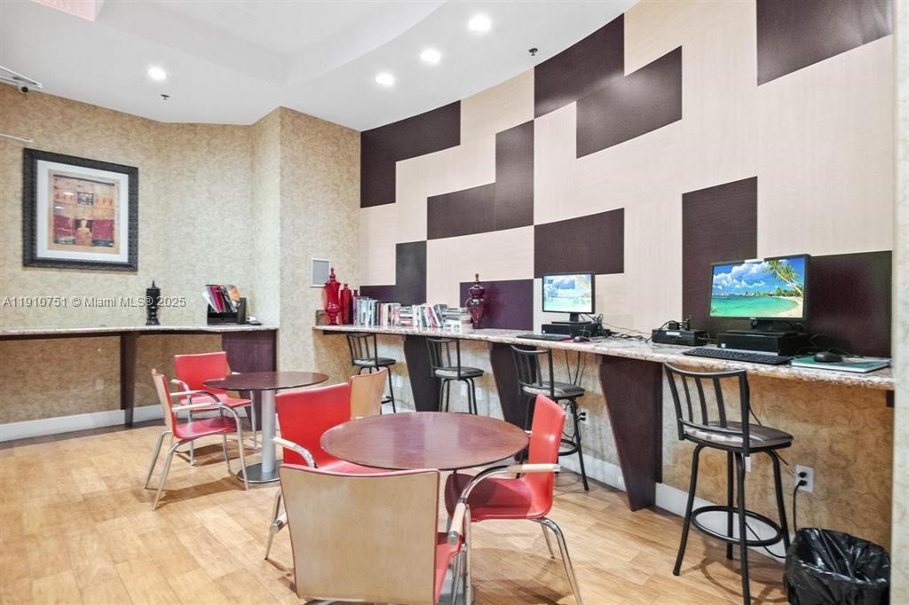 RADIUS CONDO - Residential