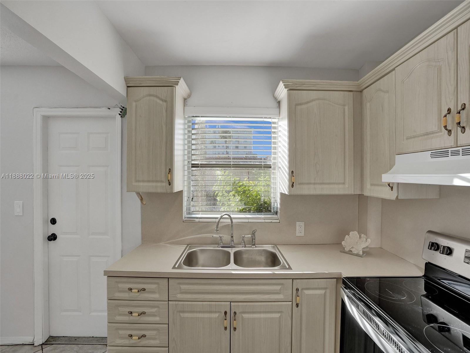 VENETIAN CONDO - Residential Lease