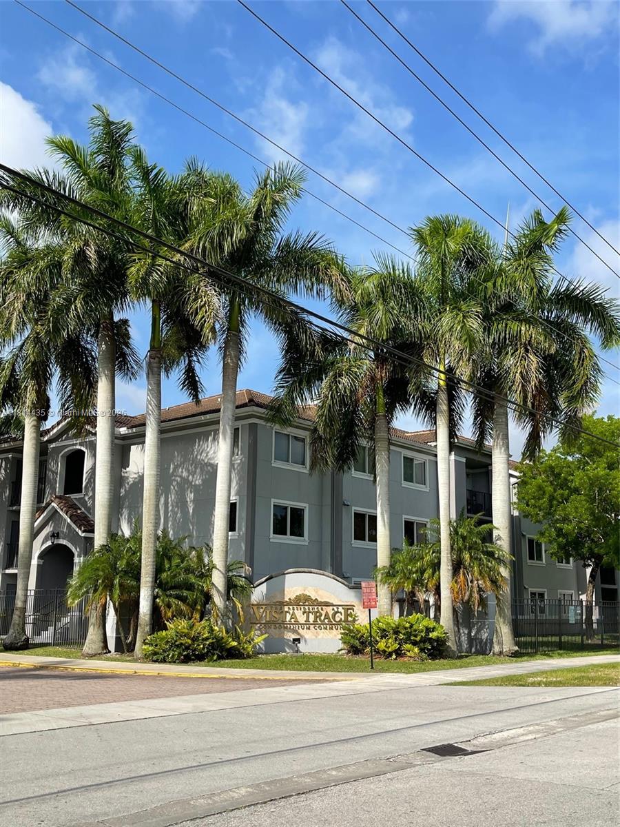 2 Bedroom/2 Bath condo on the VISTA TRACE. Nice Unit! fresh painted and tile and laminate floor throughout. large master bedroom. Pool, clubhouse. Great location next to PUBLIX SUPERMARKET, CVS AND BUS LINE, COMMUNITY WITH POOL. EASY TO SHOW!