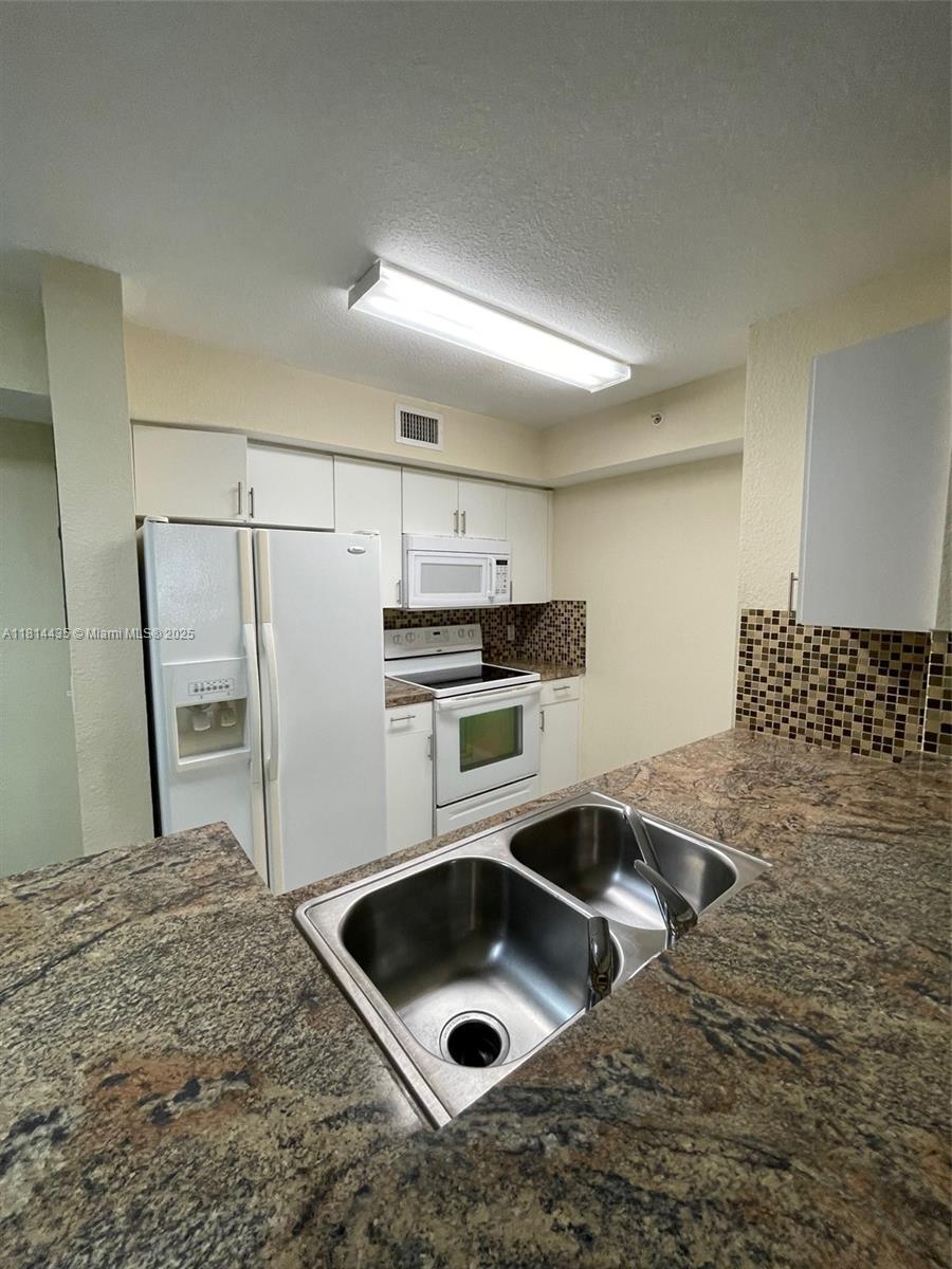 VISTA TRACE 1 CONDO - Residential Lease