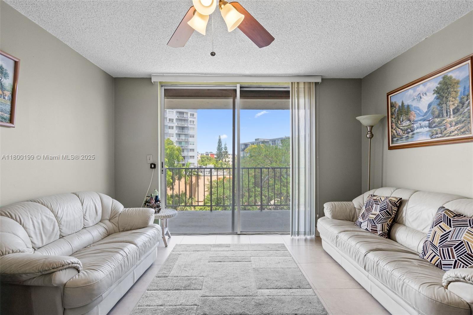 THREE HORIZONS SOUTH COND - Residential