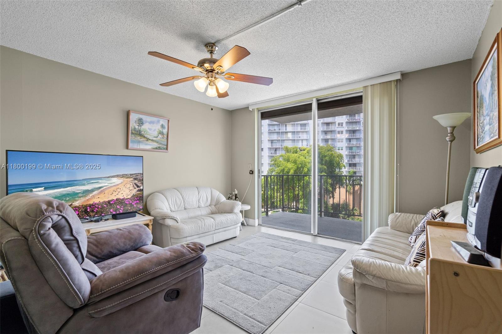 THREE HORIZONS SOUTH COND - Residential