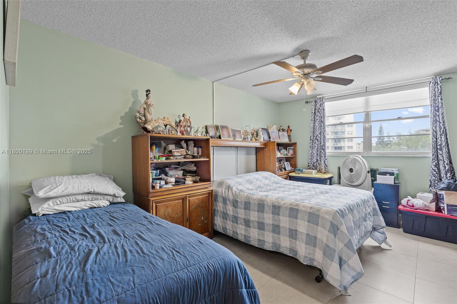 THREE HORIZONS SOUTH COND - Residential