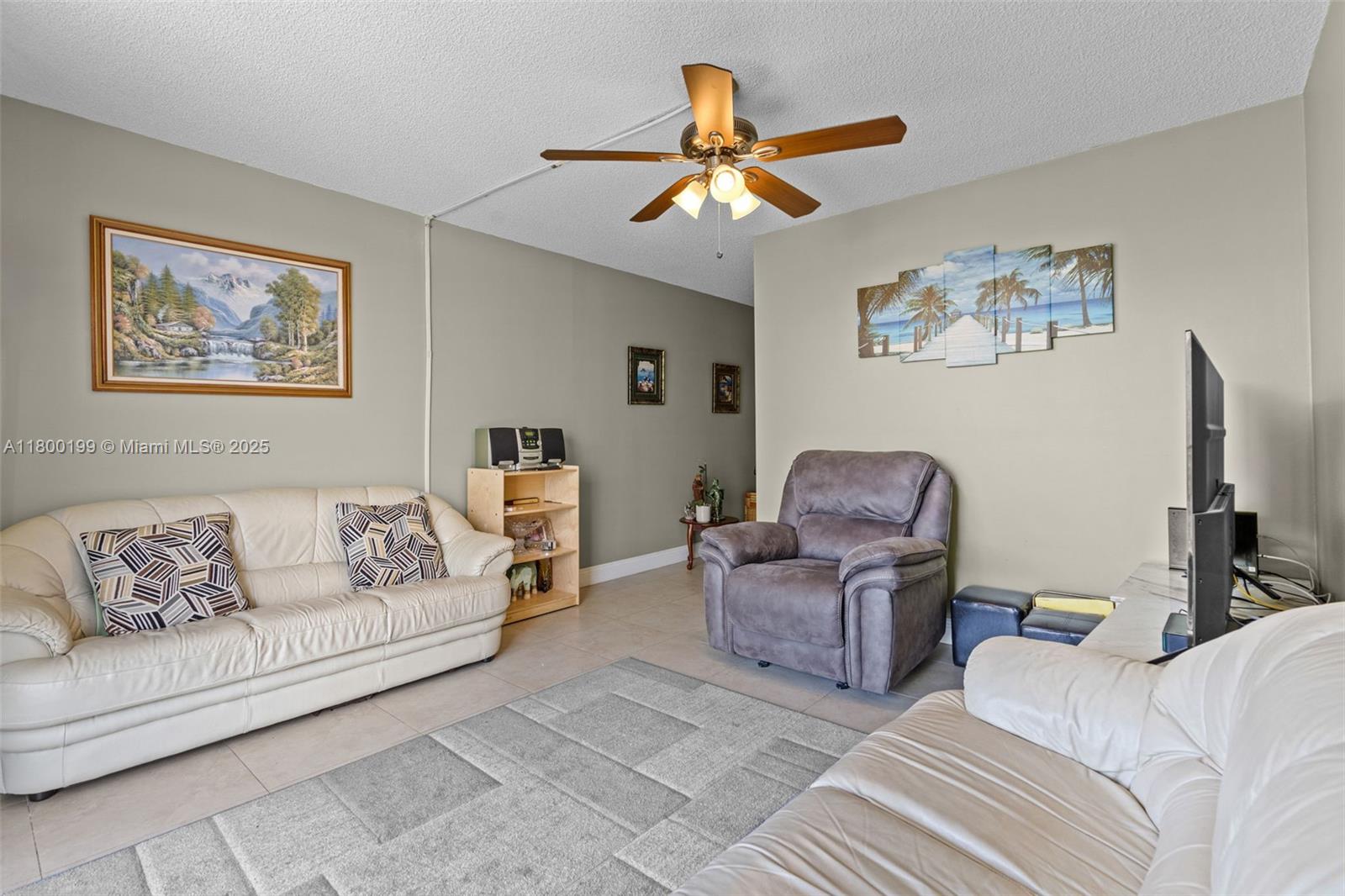 THREE HORIZONS SOUTH COND - Residential