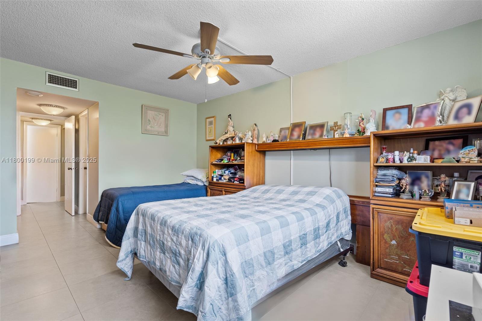 THREE HORIZONS SOUTH COND - Residential