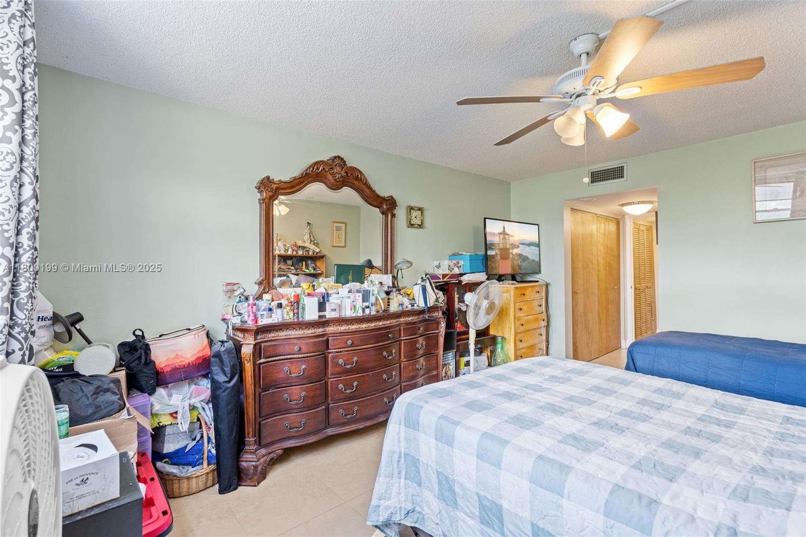 THREE HORIZONS SOUTH COND - Residential