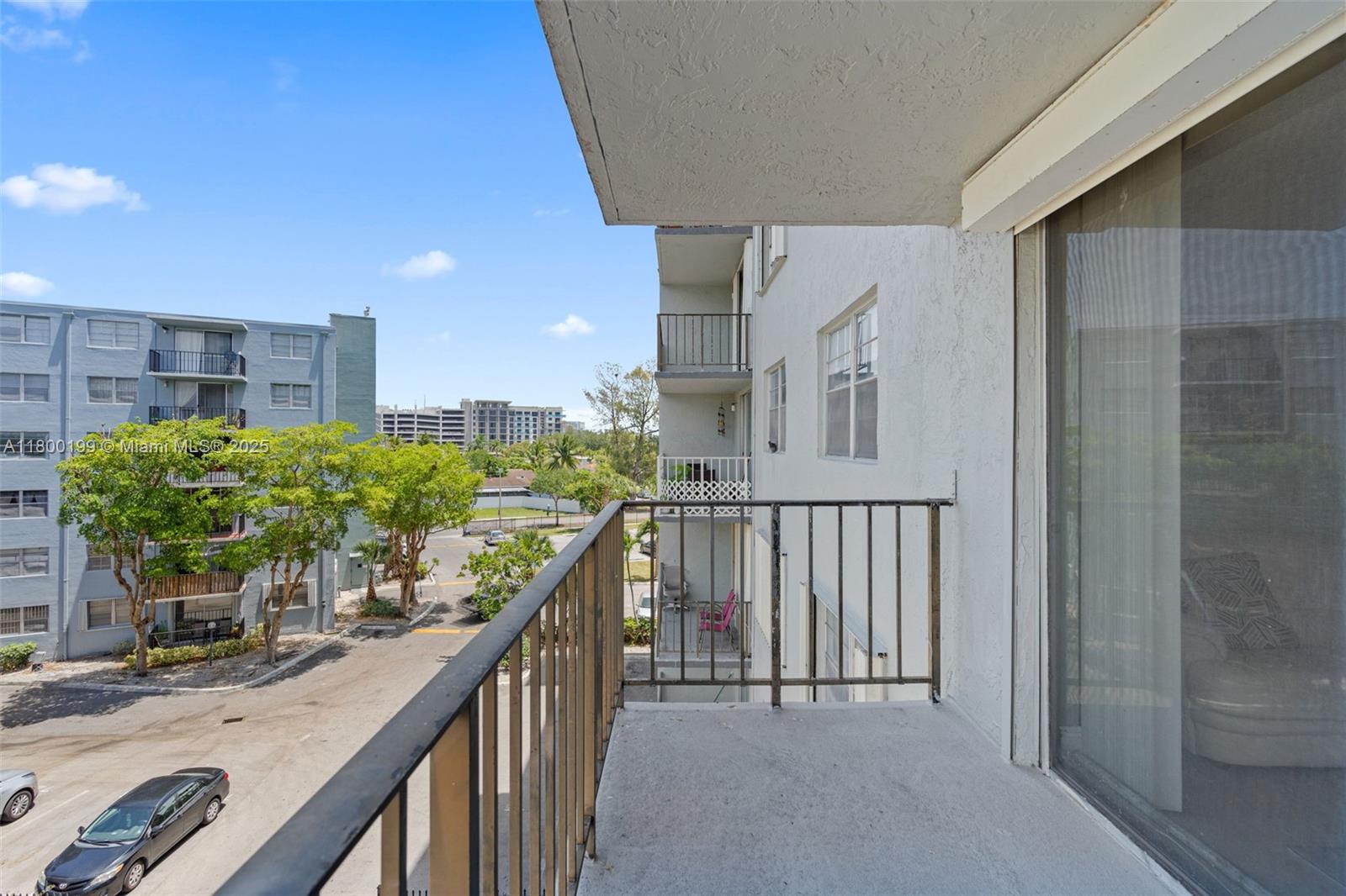 THREE HORIZONS SOUTH COND - Residential