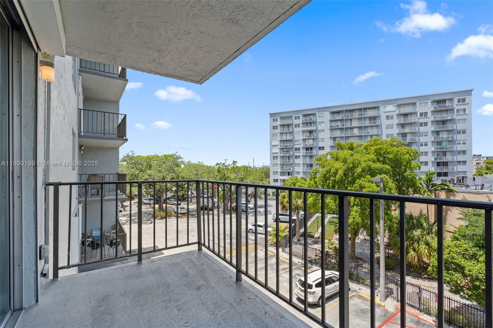 THREE HORIZONS SOUTH COND - Residential