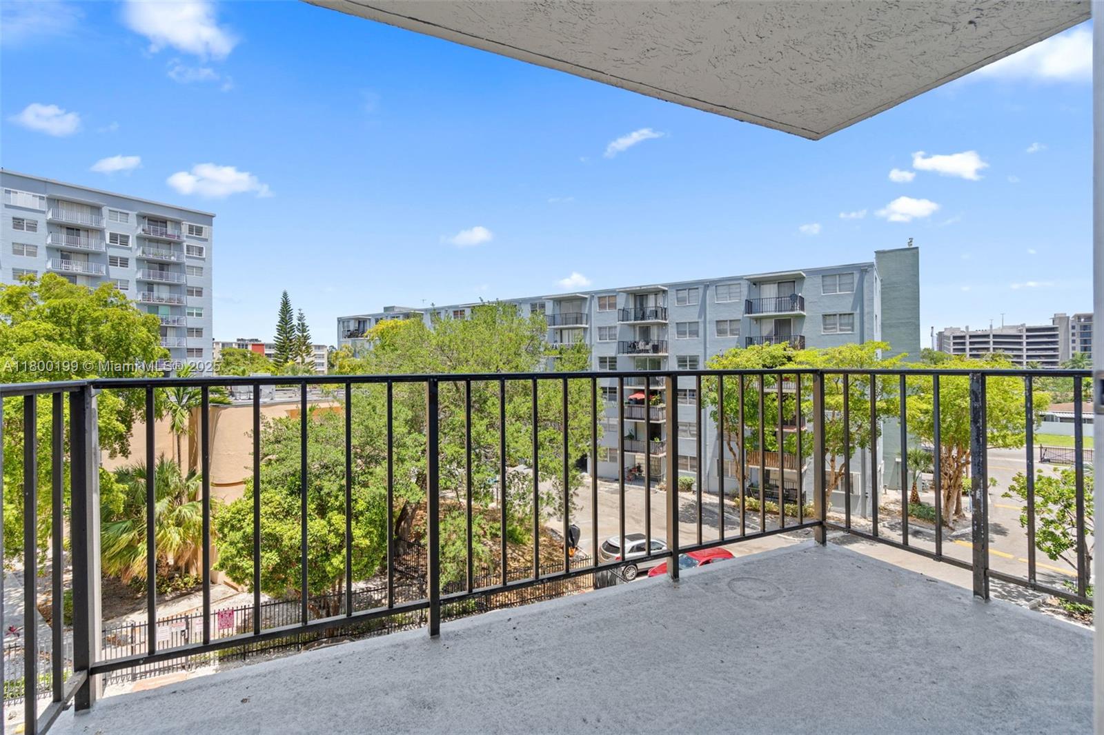 THREE HORIZONS SOUTH COND - Residential