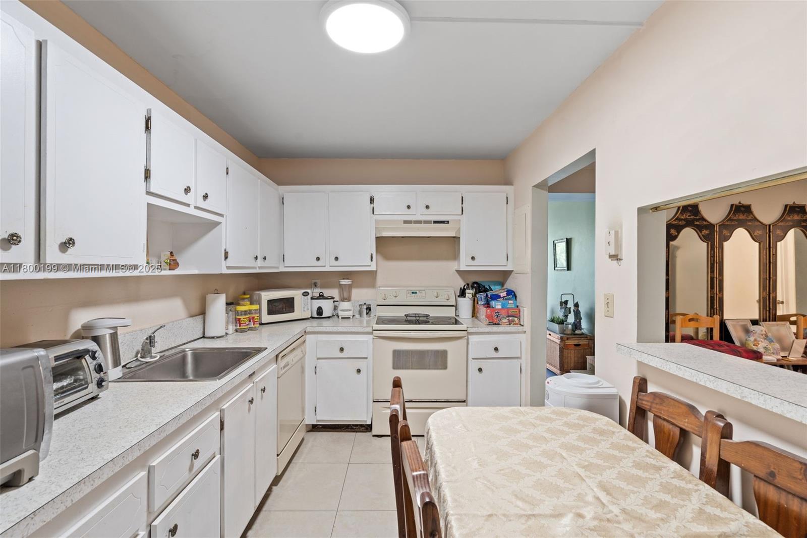 THREE HORIZONS SOUTH COND - Residential