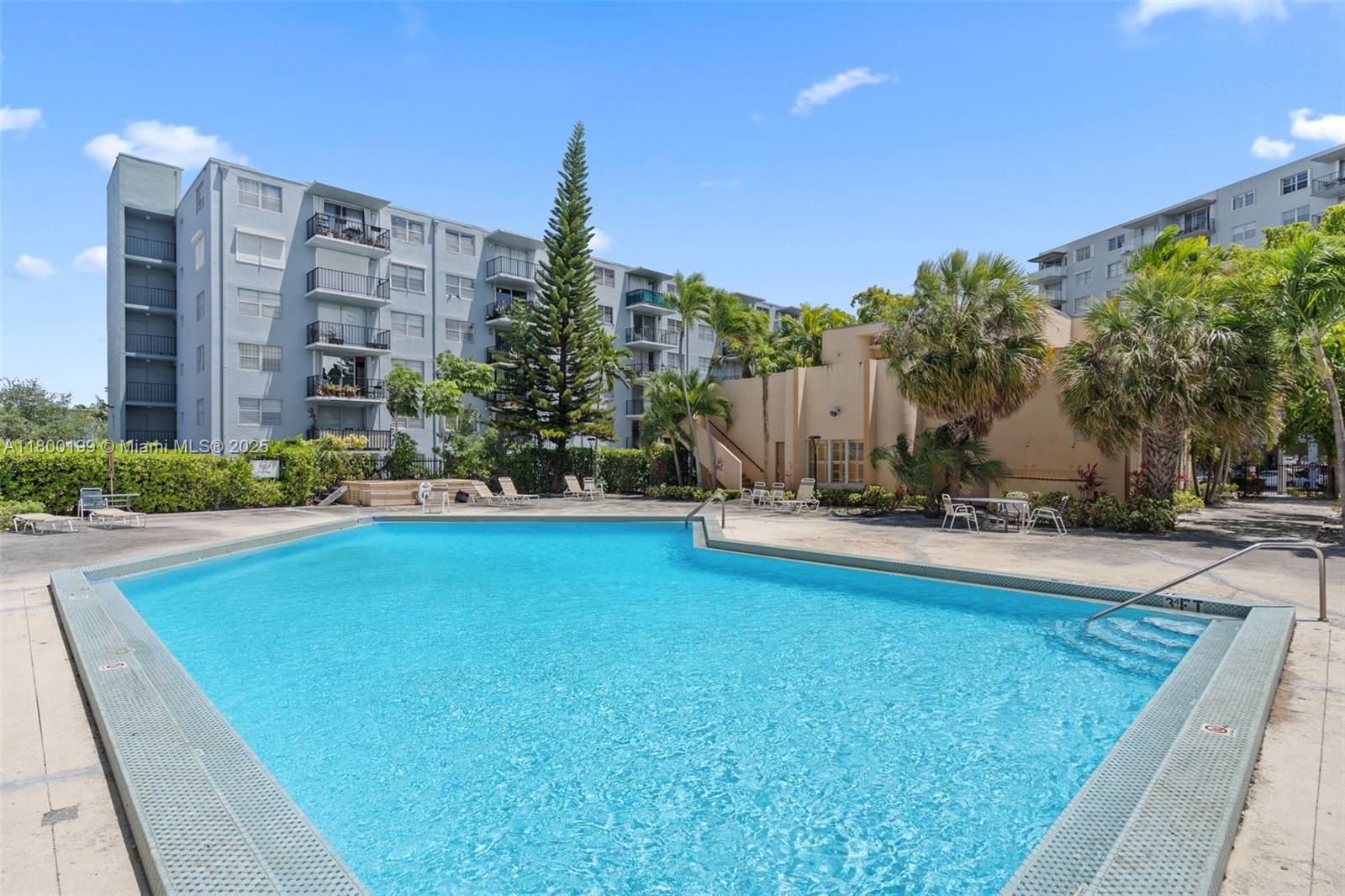 THREE HORIZONS SOUTH COND - Residential