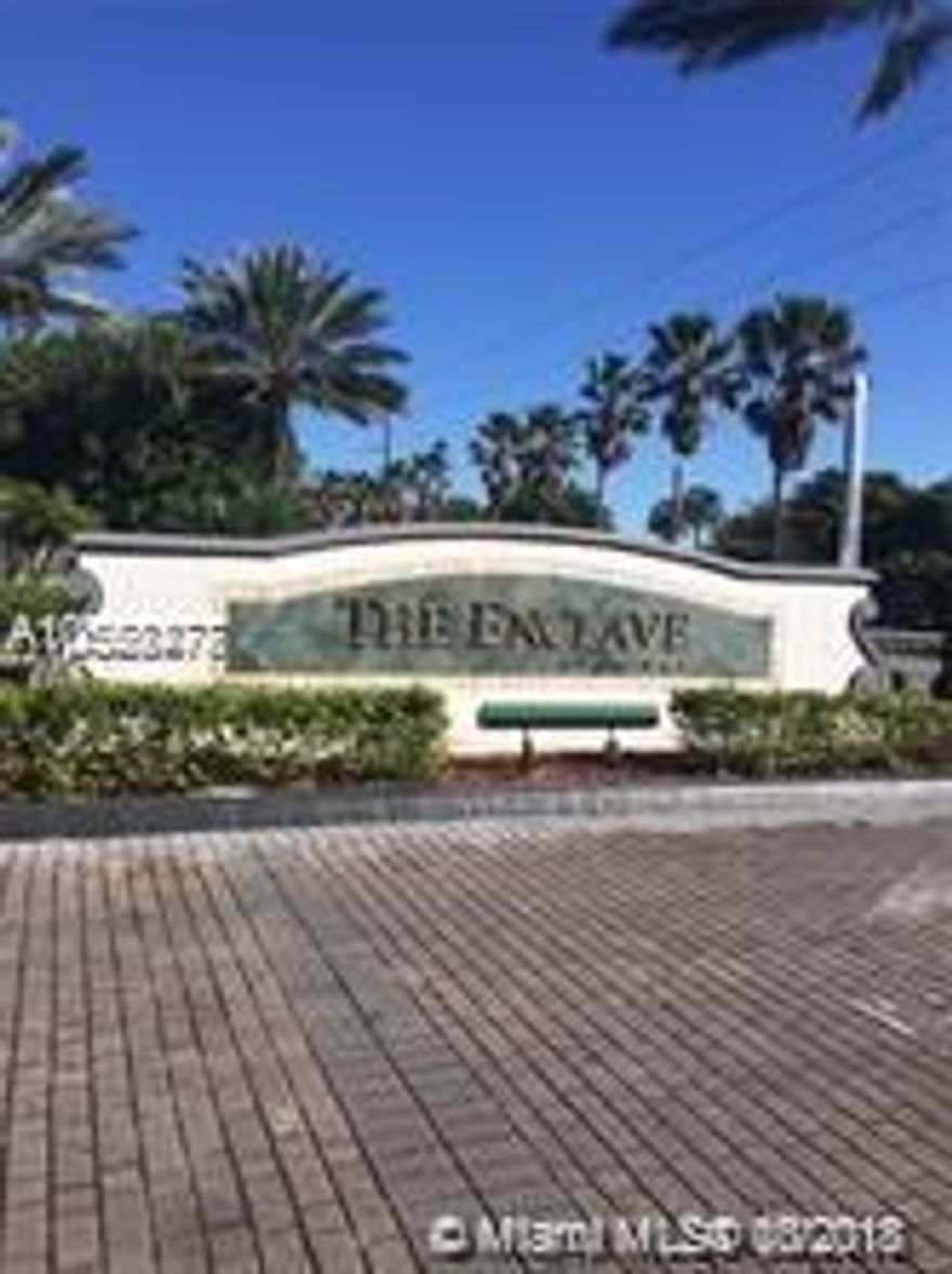 PRESTIGIOUS COMMUNITY IN THE HEART OF DORAL. BEAUTIFUL 1/1 UNIT, WOOD FLOOR, NEW APPLIANCES, FRESLY PAINTED, HIGH CEILING, WASHER AND DRYER INSIDE . LOTS OF AMENITIES, RESORT STYLE WITH CASCADE POOL, JACUZZI, RACQUET, GYM, TENNIS COURT, WALKING TRAIL BETWEEN LAKES.