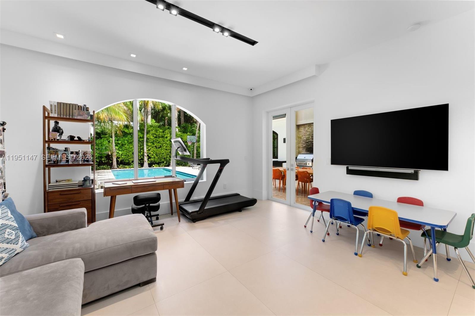 GOLDEN BEACH SEC D - Residential