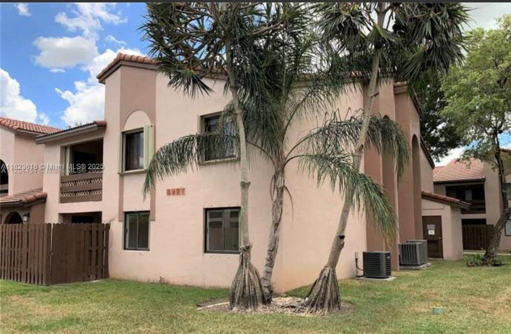 Beautiful Apartment in the Exclusive Kenland Community
Bright and spacious apartment located in the prestigious Kenland community. This unit features 3 bedrooms and 2 bathrooms, along with an in-unit washer and dryer for added convenience. It includes a cozy private patio and an additional outdoor storage space.
The community offers excellent amenities, including a clubhouse, swimming pool, tennis courts, and a reservable event room for private gatherings. All appliances are in great condition.
An ideal opportunity to live in a peaceful, secure area with a wide range of amenities.