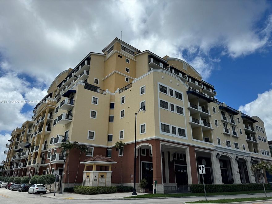 Amazing location. The property is walking distance from Dadeland Mall, Dadeland Station and the metro station and has quick access to US-1 and the snapper creek expressway making it very easy to get to anywhere with relative ease. Great for students, young professionals and families. This unit wont last long!