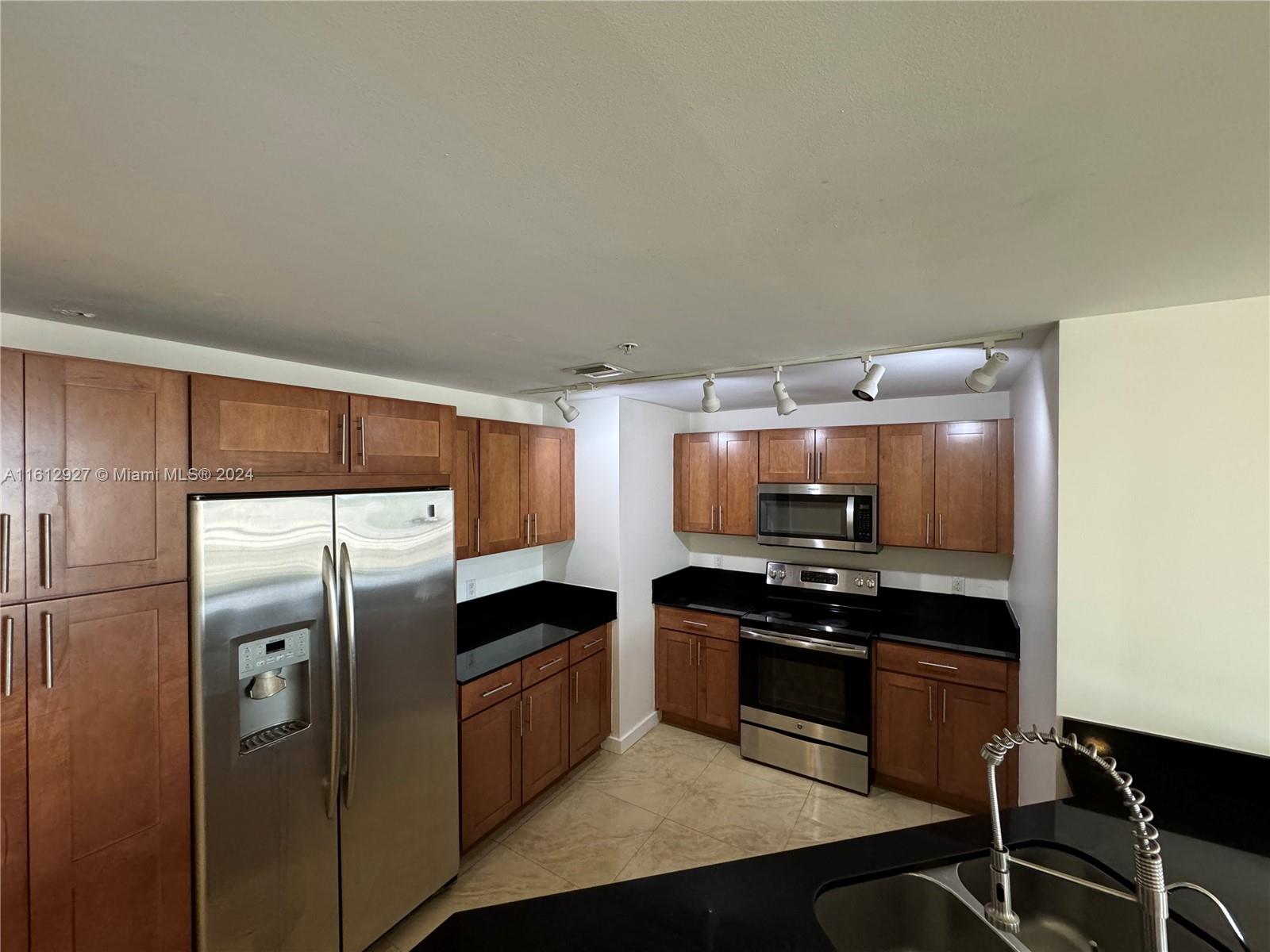 COLONNADE AT DADELAND SE - Residential Lease