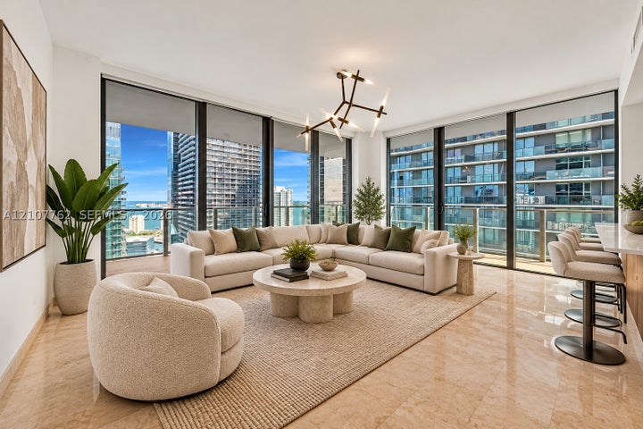 Photo 1 of 33 — 88 SW 7th St 3401, Miami, FL 33130