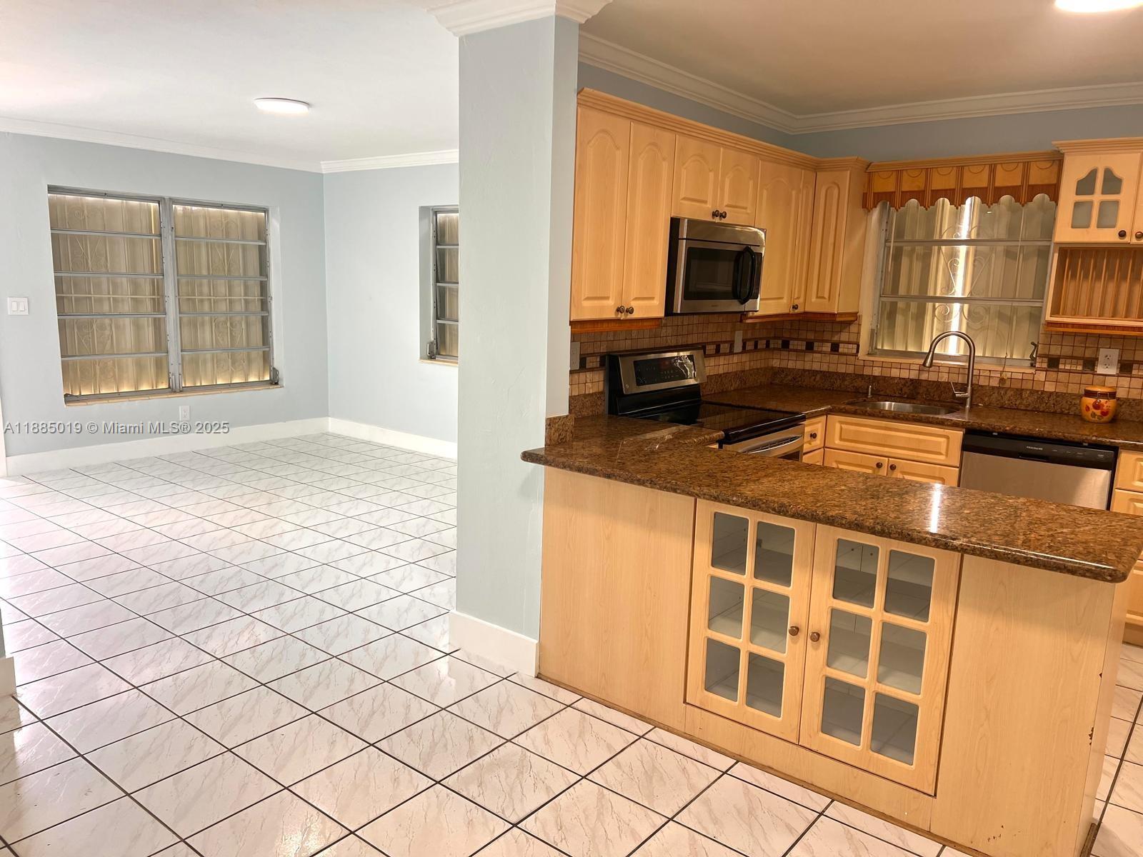 PALM SPRINGS ESTS 11TH AD - Residential Lease