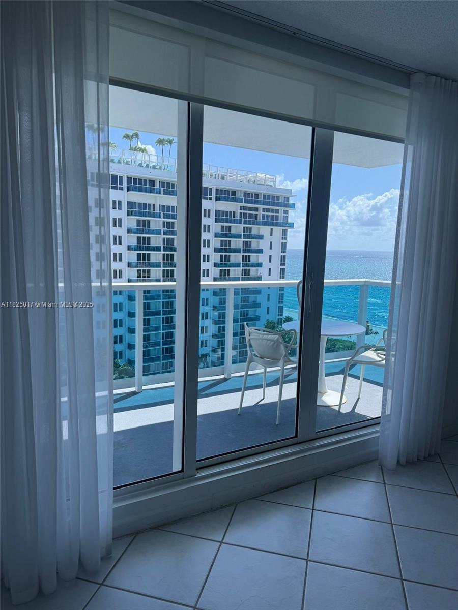 2301 Collins Ave 1418