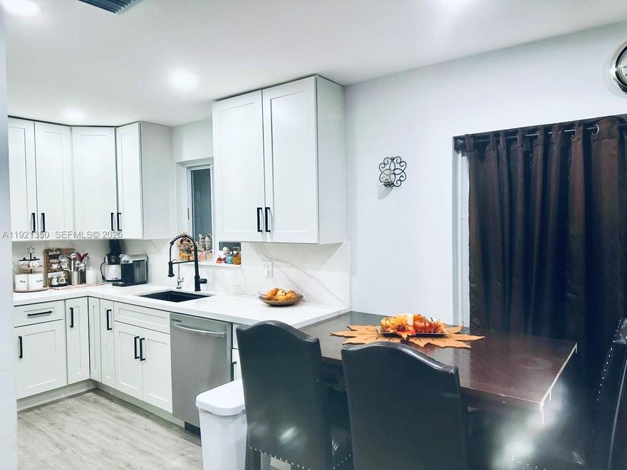 Don’t miss out on this unique opportunity!
A beautiful property has just hit the market featuring 4 bedrooms and 2 bathrooms, offering a spacious layout perfect for first-time homebuyers or investors.
This home sits on an excellent lot with a large backyard, providing the perfect space to build a pool, park your RV, or store your boat.
A property with great potential, an ideal location, and all the features you need to live, invest, or expand.