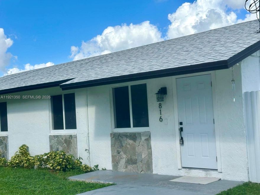 Don’t miss out on this unique opportunity!
A beautiful property has just hit the market featuring 4 bedrooms and 2 bathrooms, offering a spacious layout perfect for first-time homebuyers or investors.
This home sits on an excellent lot with a large backyard, providing the perfect space to build a pool, park your RV, or store your boat.
A property with great potential, an ideal location, and all the features you need to live, invest, or expand.