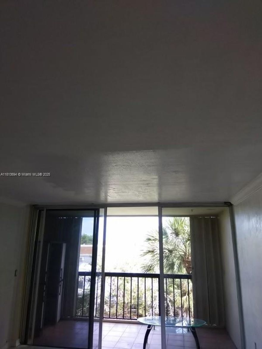 1/1, located in Venetian Palms, across from Whole Foods and Target, close to major highway and shopping, parking, pool, and spacious apartment.