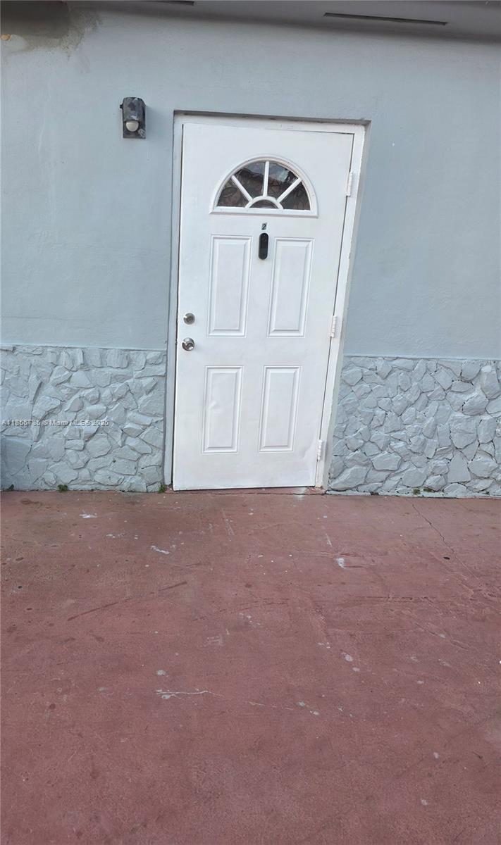 Charming 1-Bedroom, 1-Bathroom Efficiency in Hialeah
This private efficiency features a spacious 1 bedroom, 1 bathroom layout with a kitchenette and cozy living area. Enjoy the convenience of a private entrance, dedicated parking, and all utilities included—water, electricity, and internet. Located in a quiet residential area of Hialeah, this unit offers comfortable and affordable living with everything you need.
Rent includes:
? Water
? Electricity
? Internet
? Private parking
Perfect for a single tenant or couple. Ready for immediate move-in!