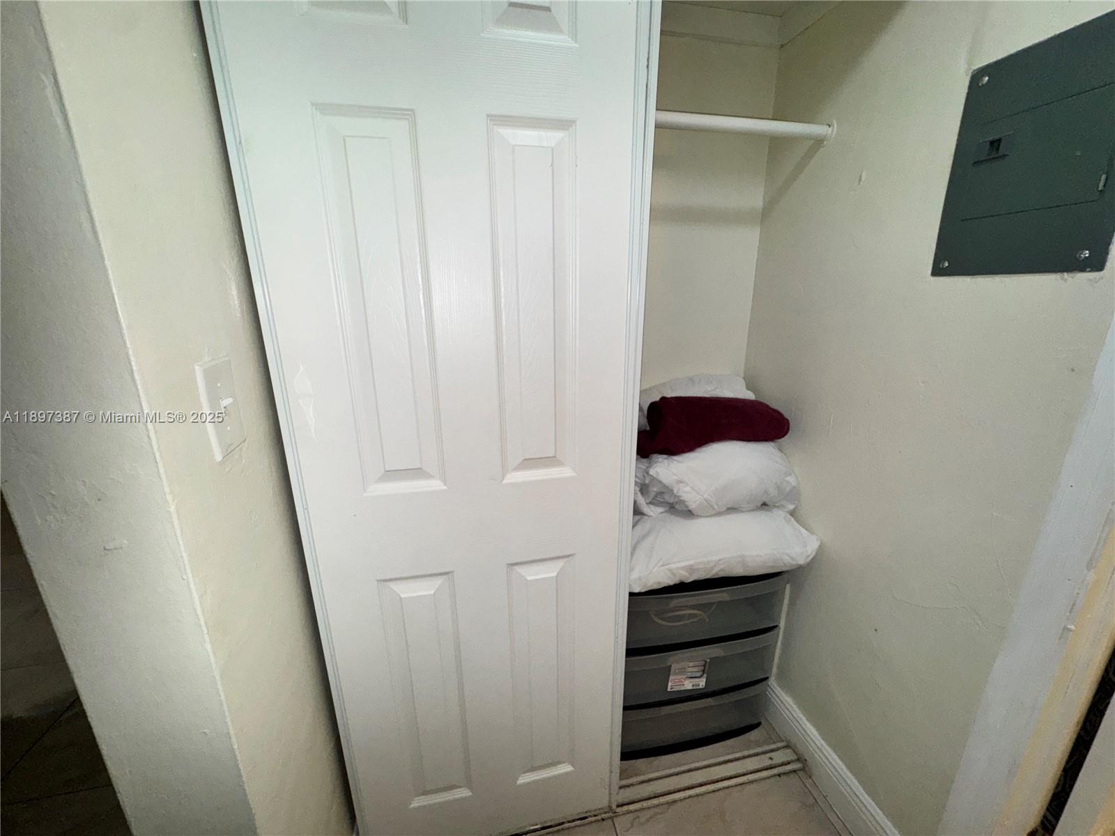 HOLLYWOOD LITTLE RANCHES - Residential Lease