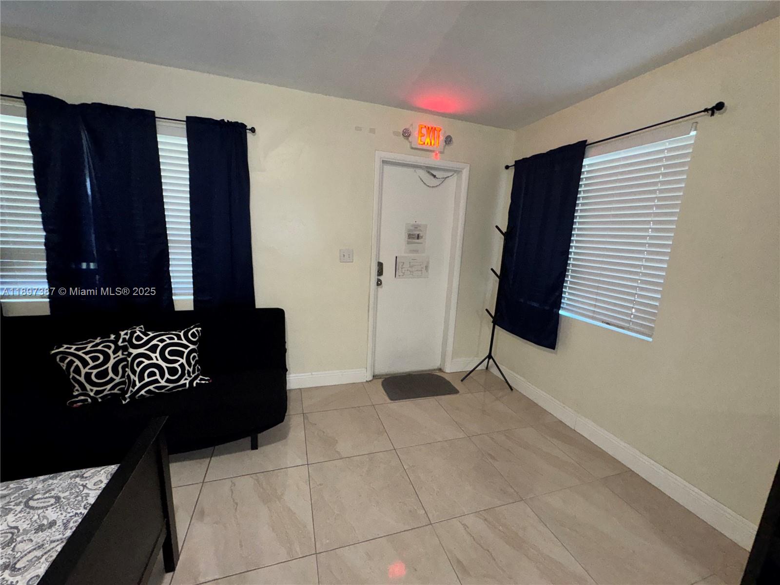 HOLLYWOOD LITTLE RANCHES - Residential Lease