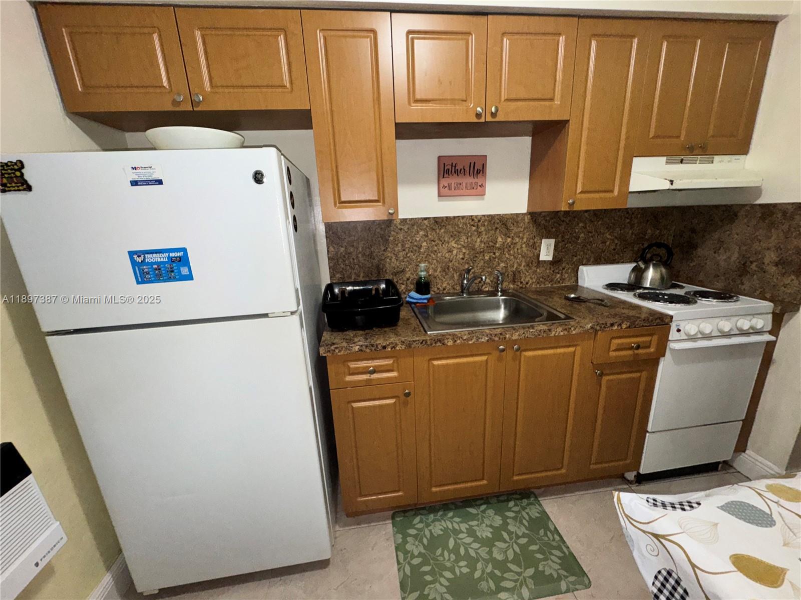 HOLLYWOOD LITTLE RANCHES - Residential Lease