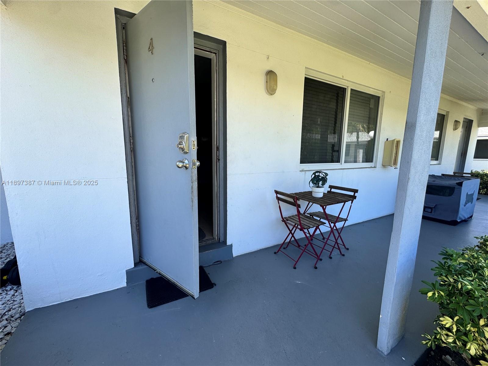 HOLLYWOOD LITTLE RANCHES - Residential Lease