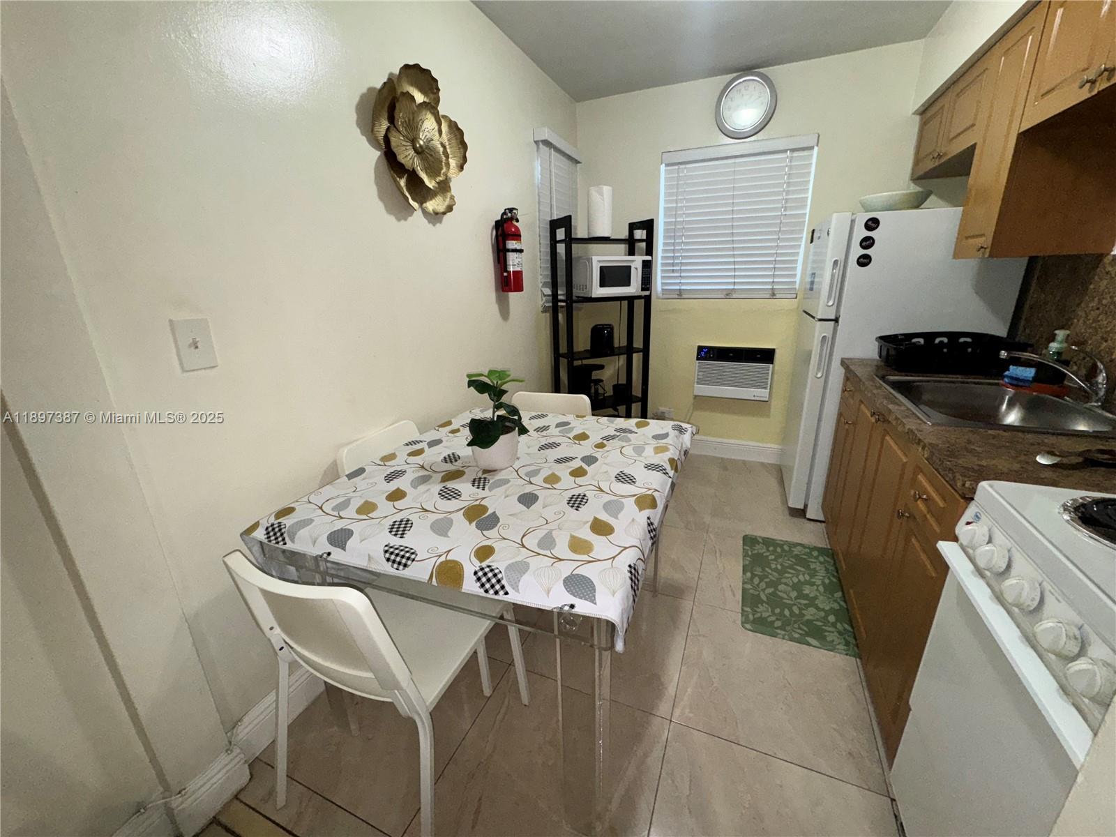 HOLLYWOOD LITTLE RANCHES - Residential Lease