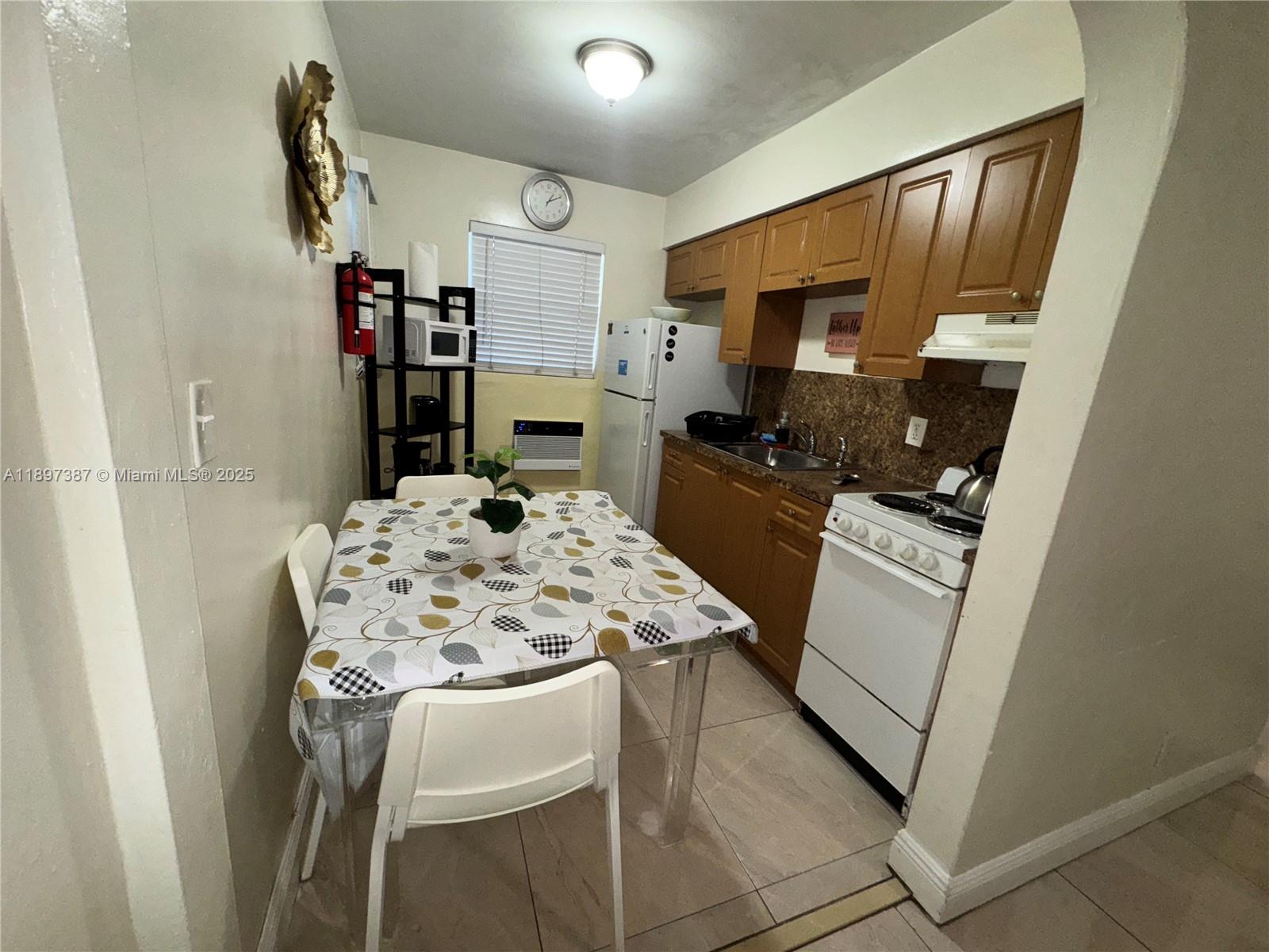 HOLLYWOOD LITTLE RANCHES - Residential Lease