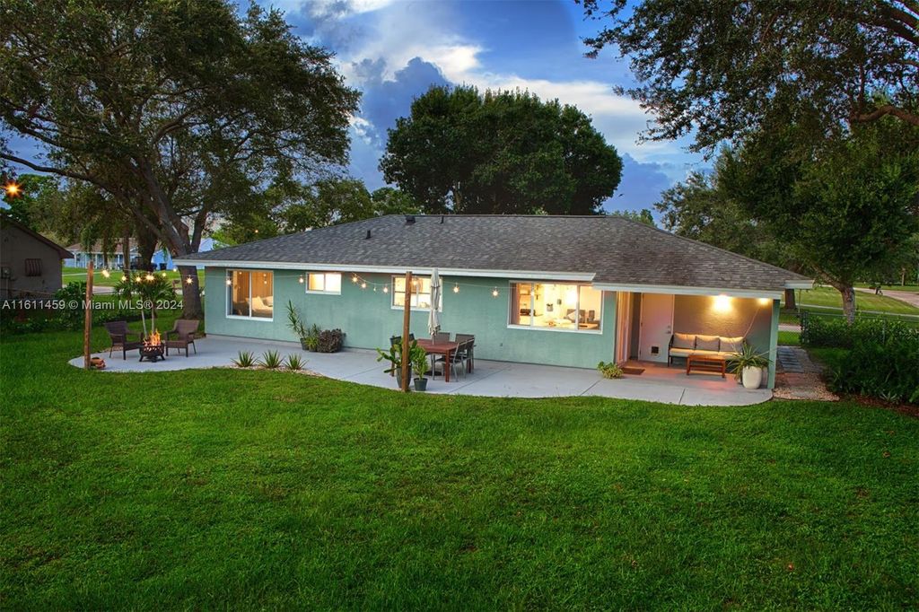 Photo of 674 SW Everett Ct, Port Saint Lucie, FL 34953 (MLS # A11611459)