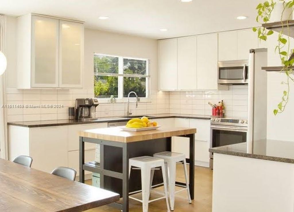 Photo of 674 SW Everett Ct, Port Saint Lucie, FL 34953 (MLS # A11611459)