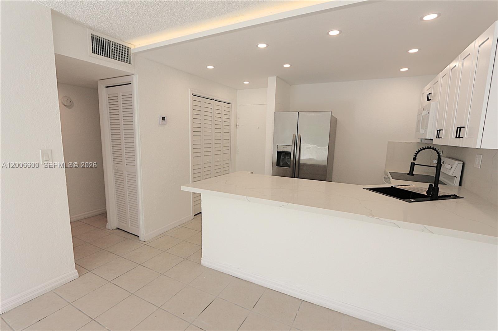 YOLANDA VILLAS CONDO - Residential