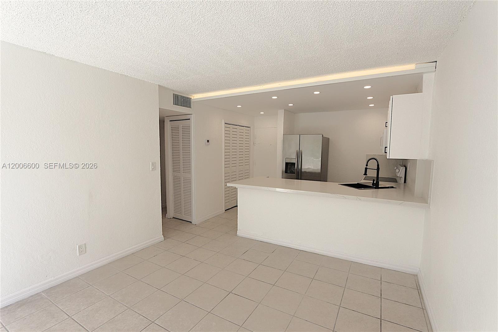 YOLANDA VILLAS CONDO - Residential