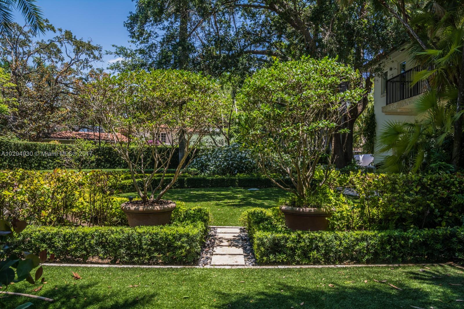 THE MOORINGS - Residential