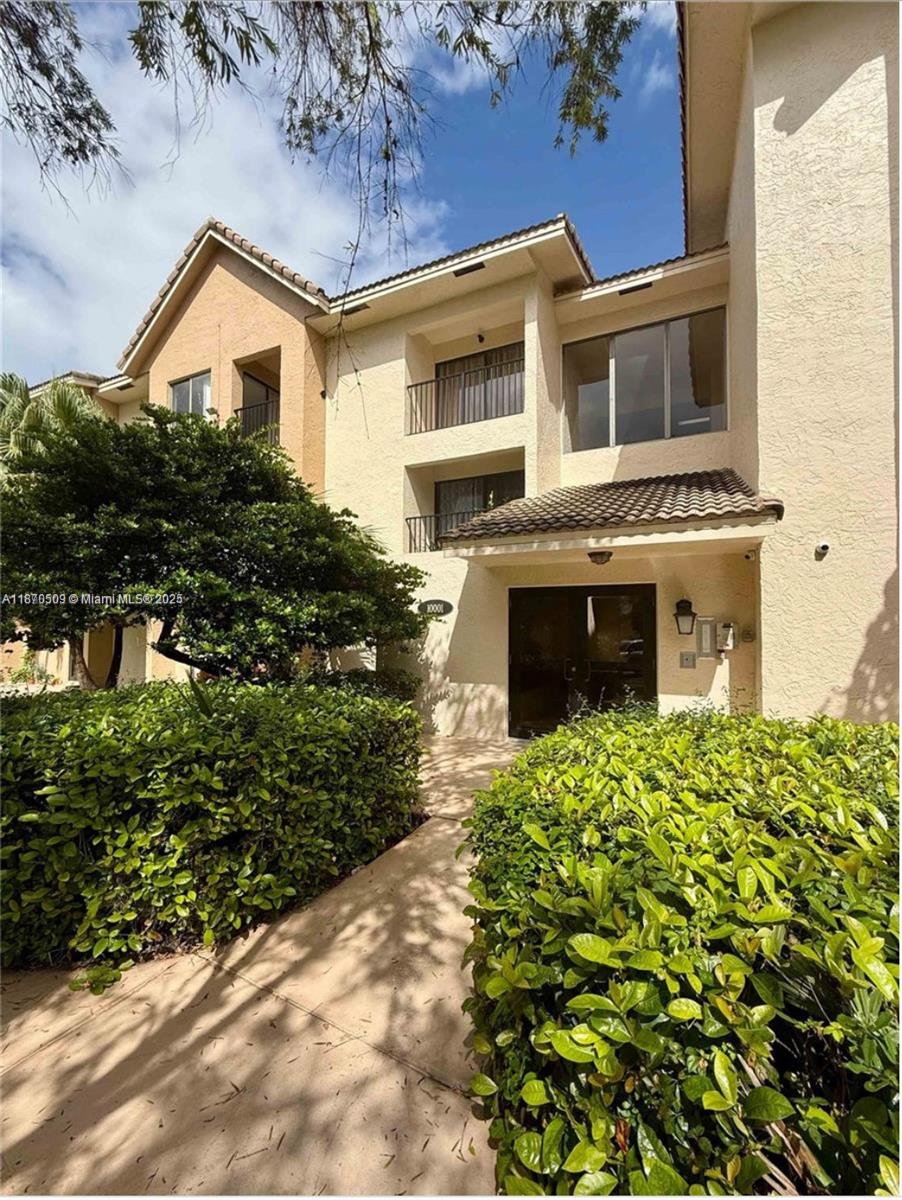 Great investment opportunity, motivated seller! Has a tenant til Jan 2026 at $1800/ month.
2 bedrooms / 2 bathrooms, balcony. Entire unit with tile floor in good condition, stainless steel appliances. Central AC, Washer and dryer in the unit. Located in a strategic area of the city, everything is close by: Sawgrass malls, banks, supermarkets, multicultural restaurants. Well maintained unit in a quiet building, secure lobby, there is an intercom for visitors at the main entrance. Showings require 24 hrs notice. 1 parking.