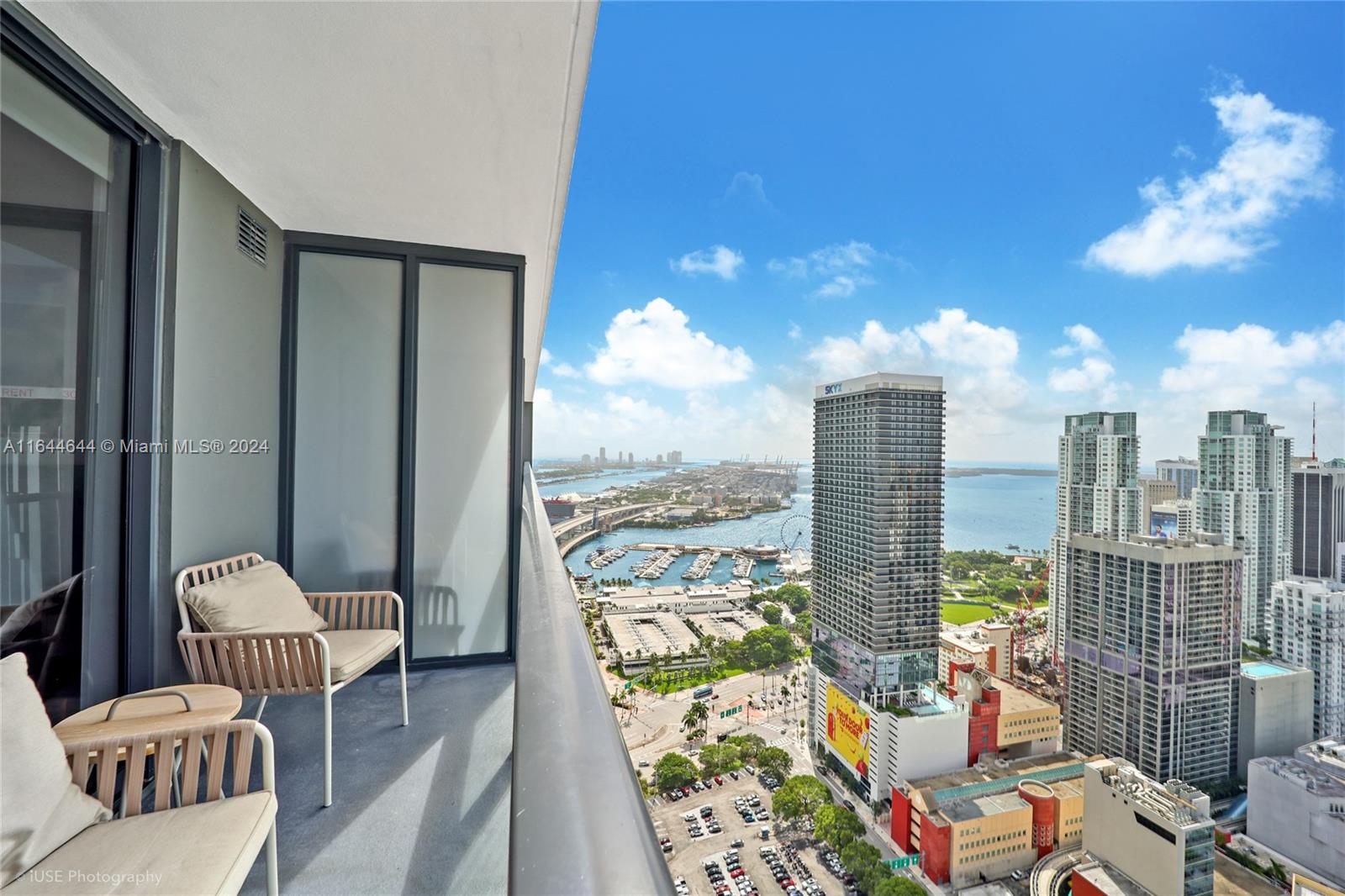 Very unique and beautifully furnished studio available for short-term/daily rentals in the heart of Downtown Miami. This newly built unit showcases stunning views of the Miami skyline and Biscayne Bay through its expansive floor-to-ceiling glass doors and lofty ceilings. The unit and luxury building is designed with modern living in mind, the smart building offers high-speed internet and advanced technology throughout. Residents can take advantage of premium amenities, including a cutting-edge gym, luxurious pool and spa, social lounge, children's playroom, sauna, and three onsite dining options.