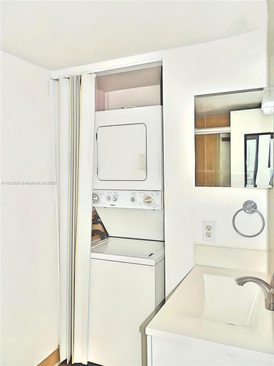 INTERNATIONAL PARK I COND - Residential