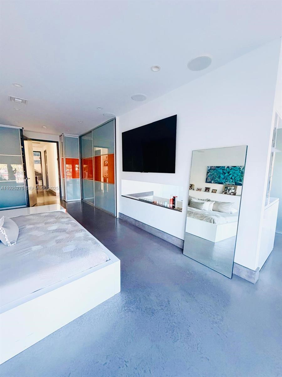 THE COURTYARDS AT THE POIN - Residential Lease