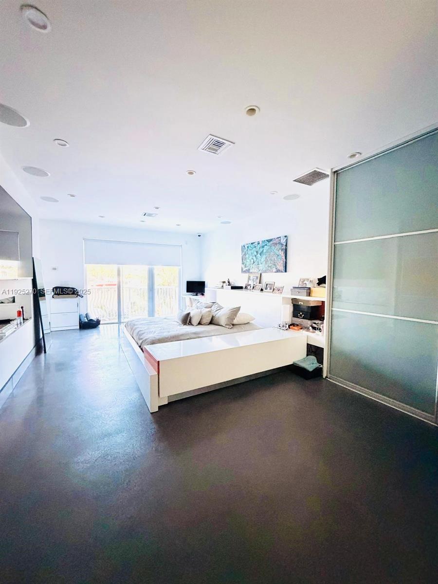 THE COURTYARDS AT THE POIN - Residential Lease