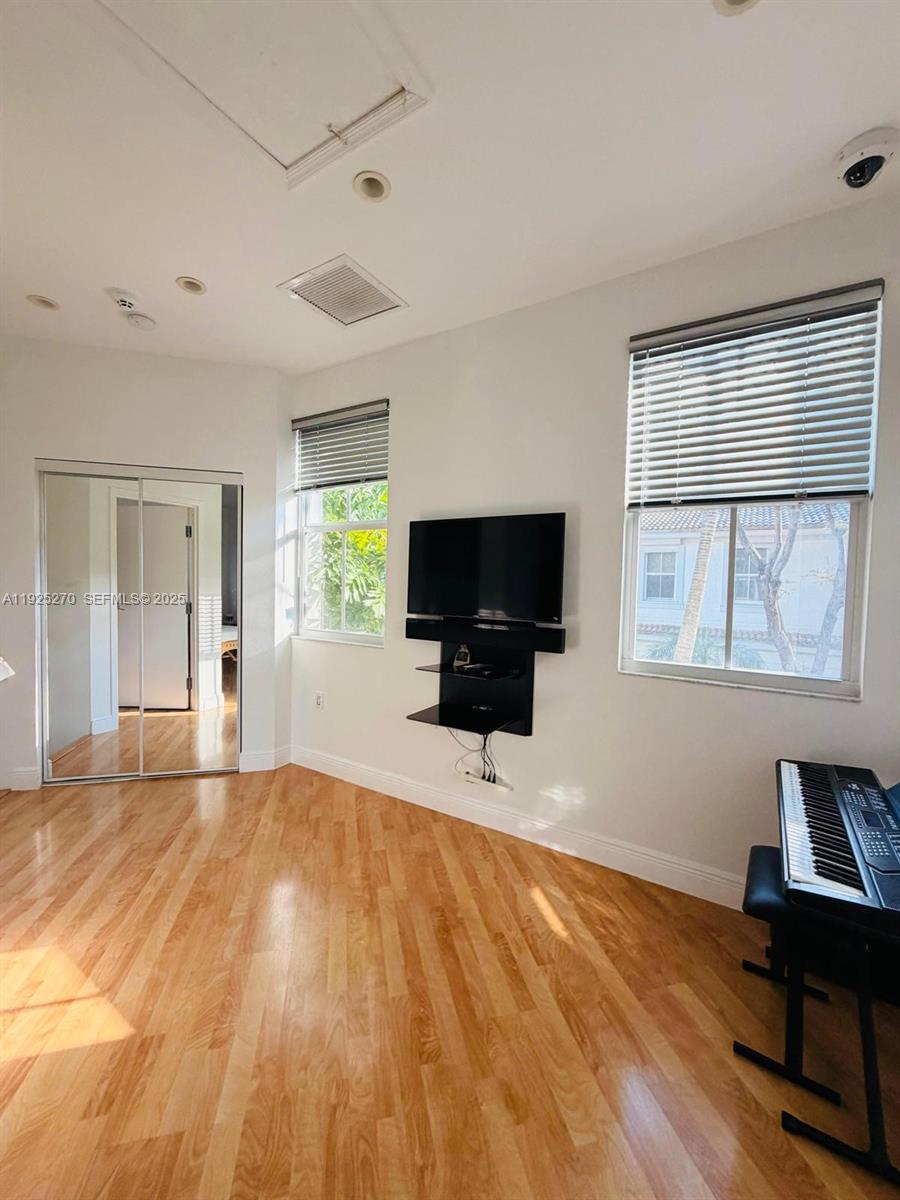 THE COURTYARDS AT THE POIN - Residential Lease