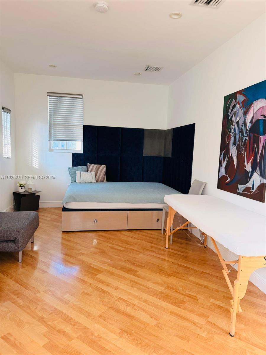 THE COURTYARDS AT THE POIN - Residential Lease