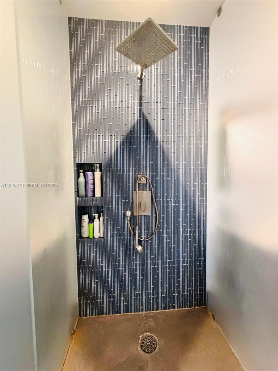 THE COURTYARDS AT THE POIN - Residential Lease